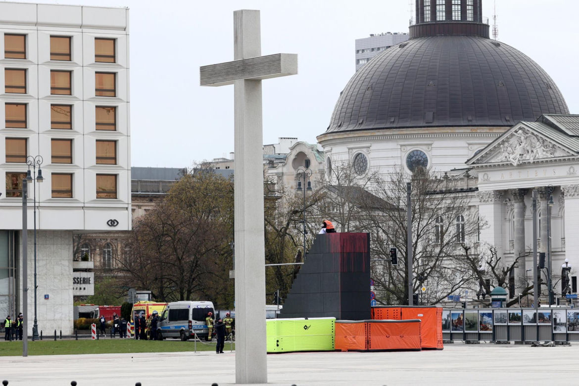 Pomnik smoleński oblany sztuczną krwią