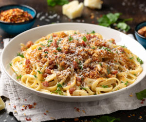 Włosi zamiast sera dodają to – i makaron smakuje lepiej. To najtańszy makaron świata, który uzależnia