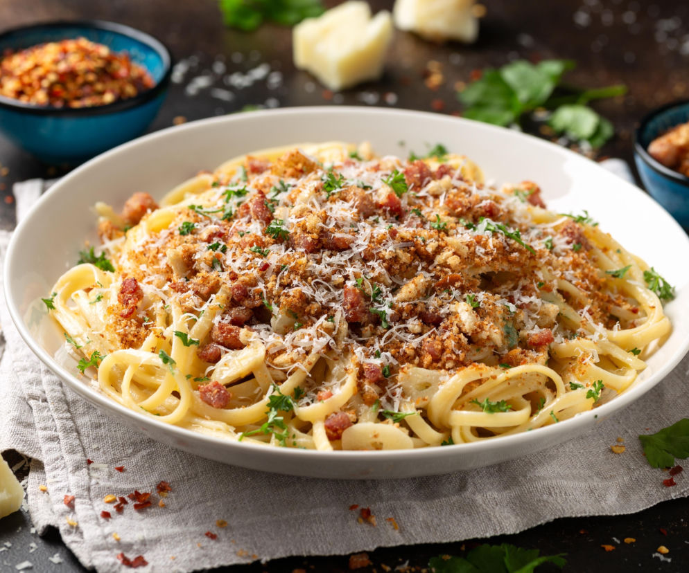 Włosi zamiast sera dodają to – i makaron smakuje lepiej. To najtańszy makaron świata, który uzależnia