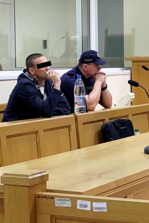 Siedział na ławce obok dziewczyny. Tyle wystarczyło, by zaczęli go okładać młotkiem