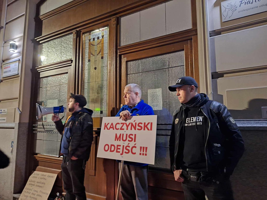 Impreza pożegnalna pod biurem poselskim Barbary Dziuk. "O Barbaro, królowo donosów!" 