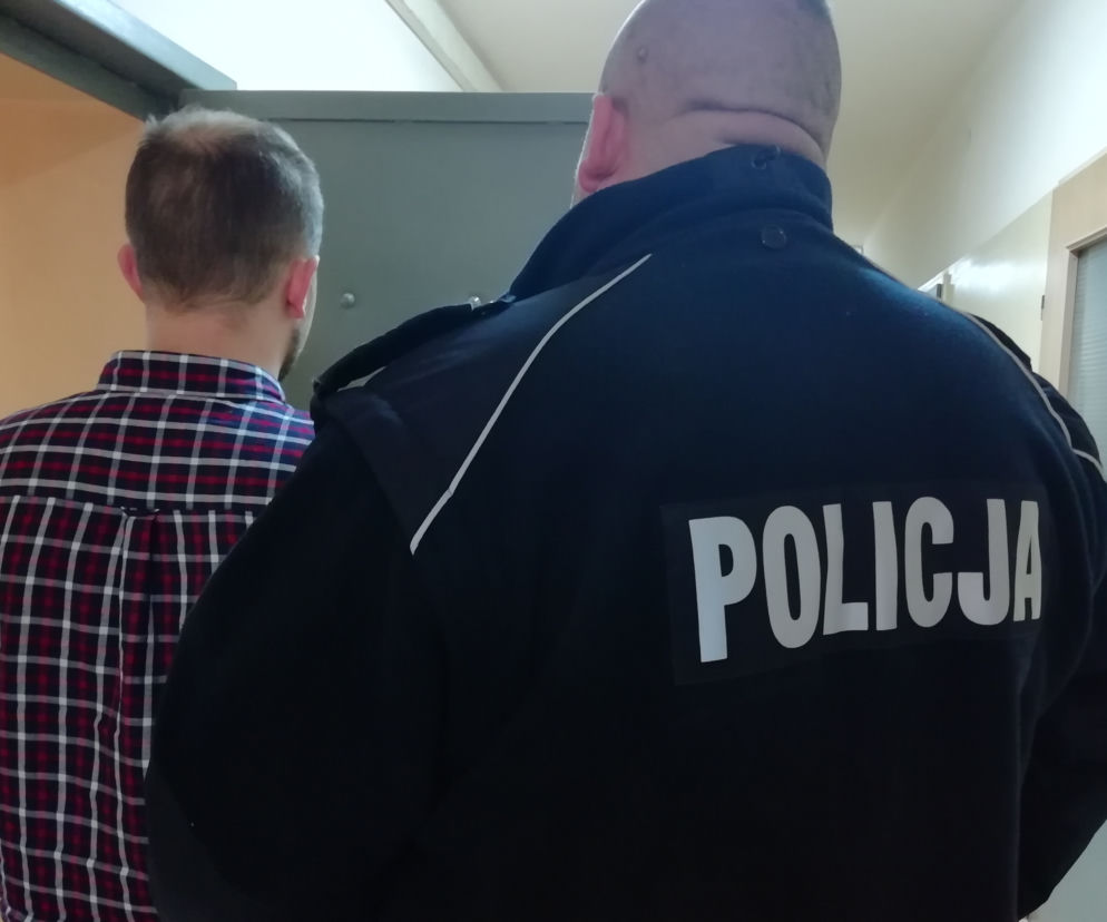 Chciał ukraść samochód. Najpierw wjechał w płot i na nim zawisł, potem ZASNĄŁ
