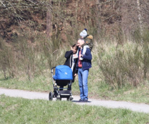 Wałęsa na spacerze z córką