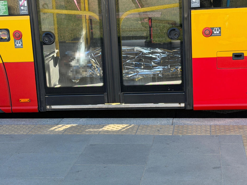Pasażerowie jechali autobusem z martwym mężczyzną