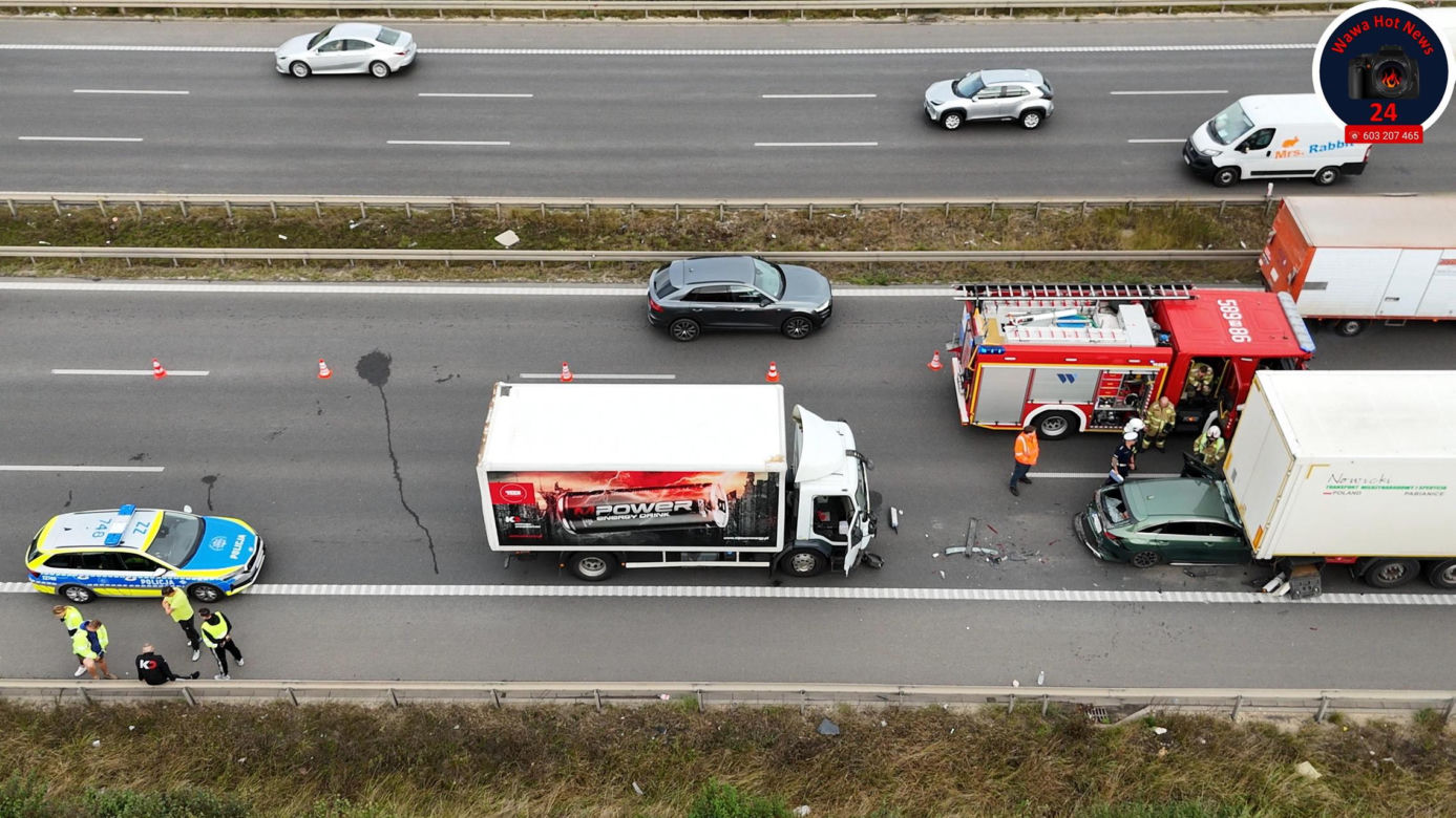 Osobówka wbiła się między dwa tiry. Dramatyczny wypadek na S8