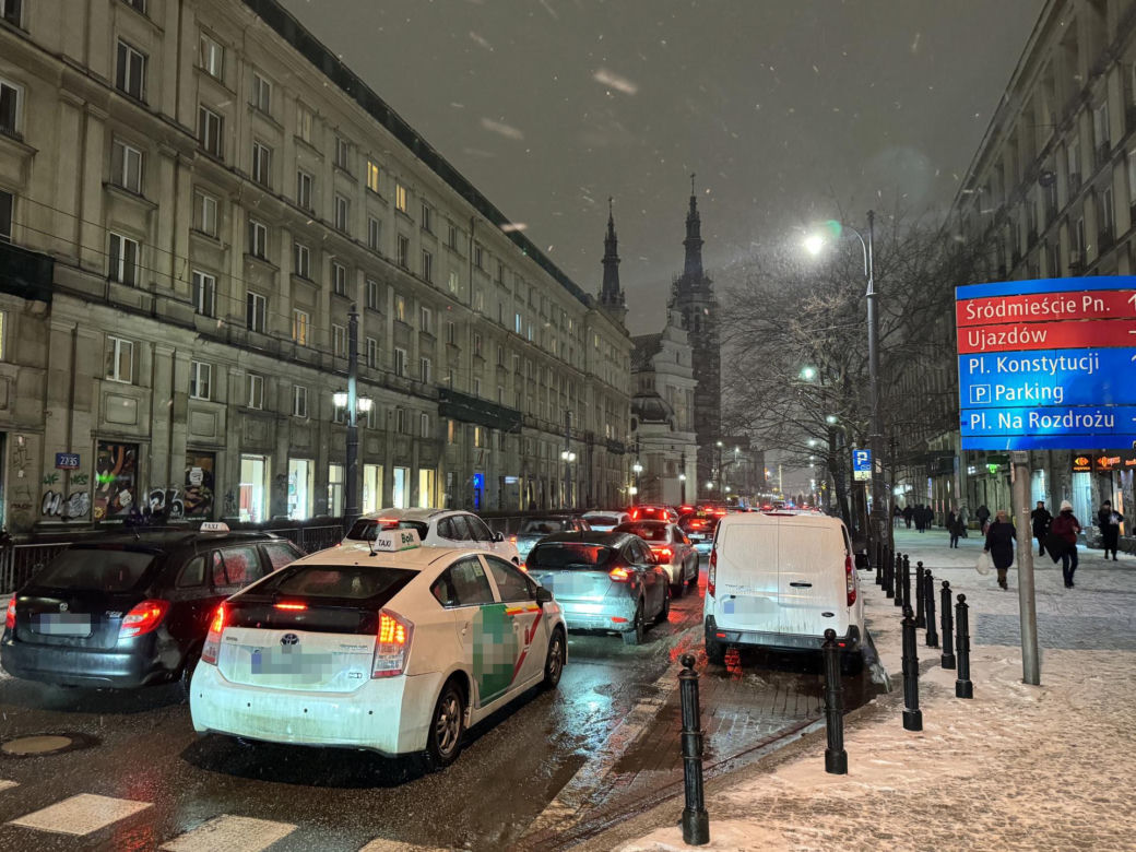 Totalny paraliż Warszawy. Gigantyczne opóźnienia autobusów i tramwajów, kierowcy w korkach