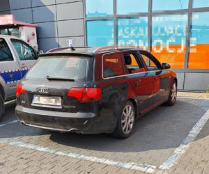 Świętokrzyskie. Upał, zamknięty samochód z uchyloną szybą i 4-letnie dziecko w środku