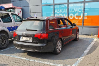 Świętokrzyskie. Upał, zamknięty samochód z uchyloną szybą i 4-letnie dziecko w środku