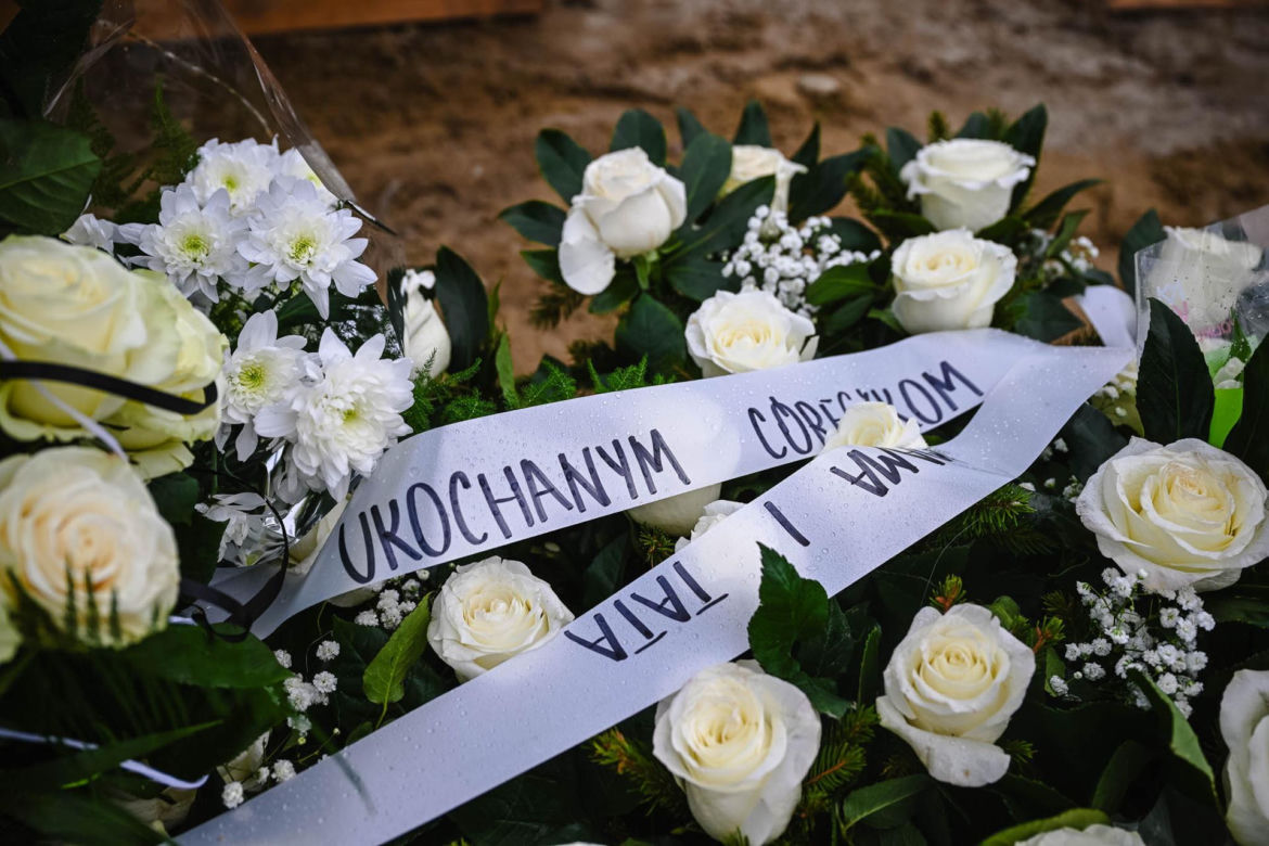 Weronika i Wiktoria spoczęły pod kołderką białych róż. Ostatnia droga tragicznie zmarłych sióstr