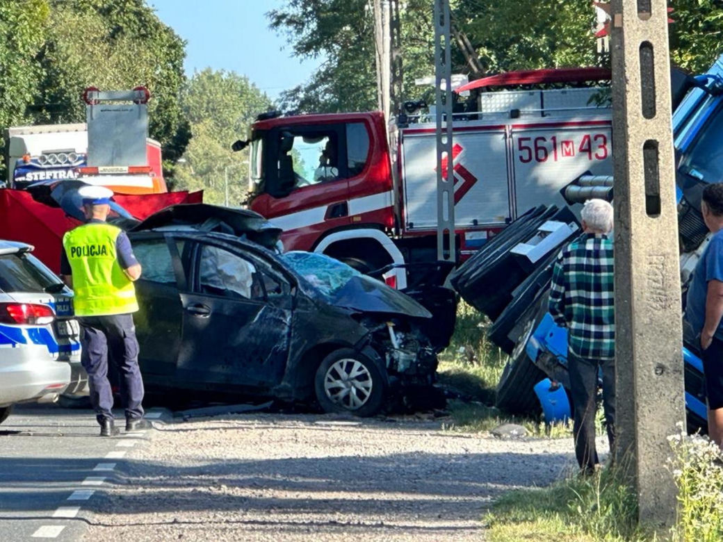 Koszmarna czołówka pod Górą Kalwarią. Kierujący toyotą gruchnął czołowo z rozpędzoną cysternę z betonem. Zginął na miejscu
