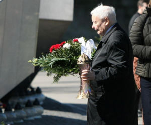 Jarosław Kaczyński na cmentarzu nie był sam. Pewna kobieta nie odstępowała go na krok