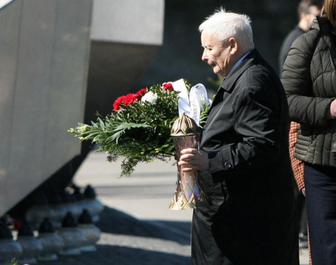 Jarosław Kaczyński na cmentarzu nie był sam. Pewna kobieta nie odstępowała go na krok
