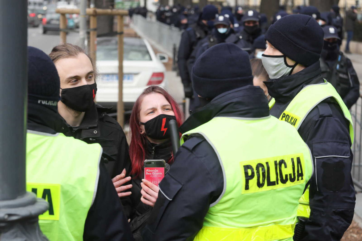 Protest przed TK 10.03.2021: Protestujące przykuły się od ogrodzenia