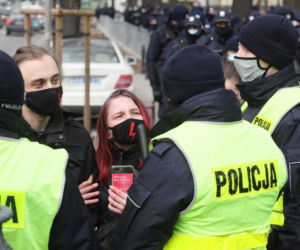 Protest przed TK 10.03.2021: Protestujące przykuły się od ogrodzenia