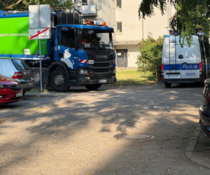 Dramat na Żoliborzu. Śmieciarka potrąciła 90-latka. Senior walczy o życie
