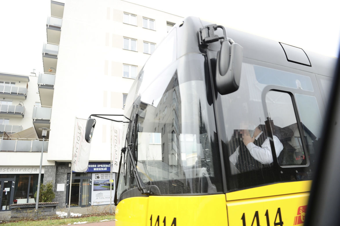 Kierowca autobusu prowadził i rozmawiał przez telefon 