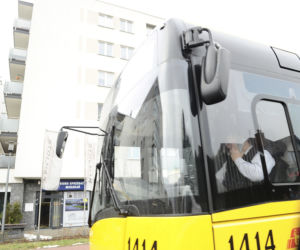 Kierowca autobusu prowadził i rozmawiał przez telefon 
