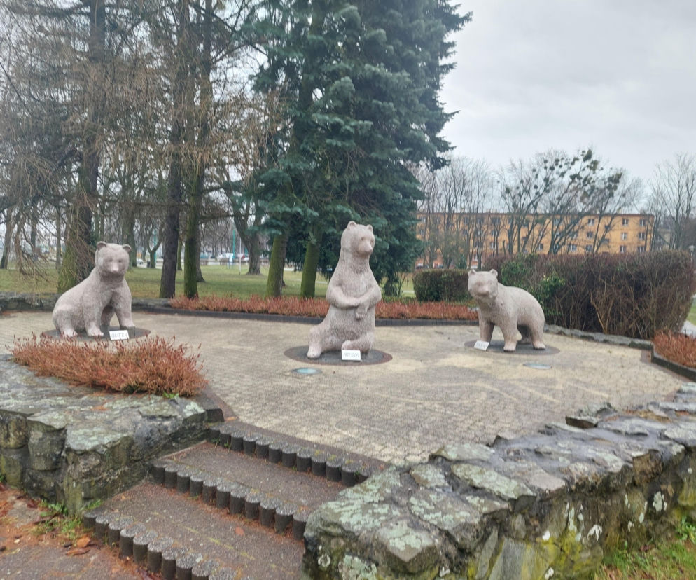 Trzy rzeźby niedźwiadków na skwerze w Tychach. O unikalnym charakterze tego miasta przeczytasz na Eska Śląskie.