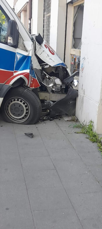 W centrum Krakowa karetka huknęła w witrynę sklepu. Co tam się stało!?