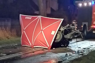 Łobez: BMW rozbiło się na drzewie. Młody kierowca zginął na miejscu [ZDJĘCIA, WIDEO]