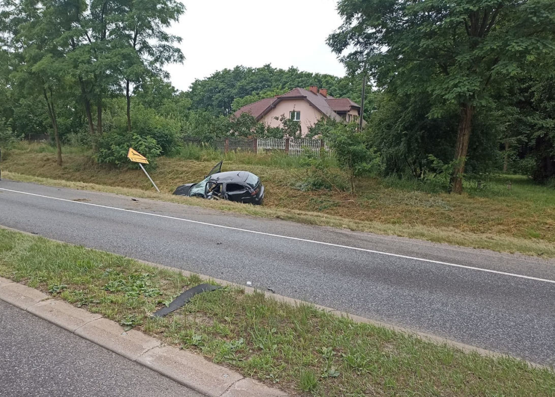 Pijany i naćpany 21-latek aresztowany. Uderzył w sygnalizator pod Sochaczewem, a 15-latkę zabrał śmigłowiec [ZDJĘCIA]