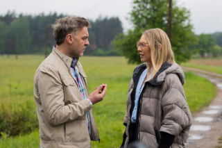 Pierwsza miłość, odcinek 4261: Sylwester Kulas (Marcin Sztabiński), Aniela (Maja Wachowska)