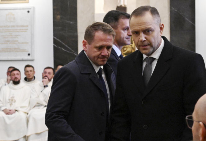 Karol Nawrocki na pogrzebie Jacka Magiery