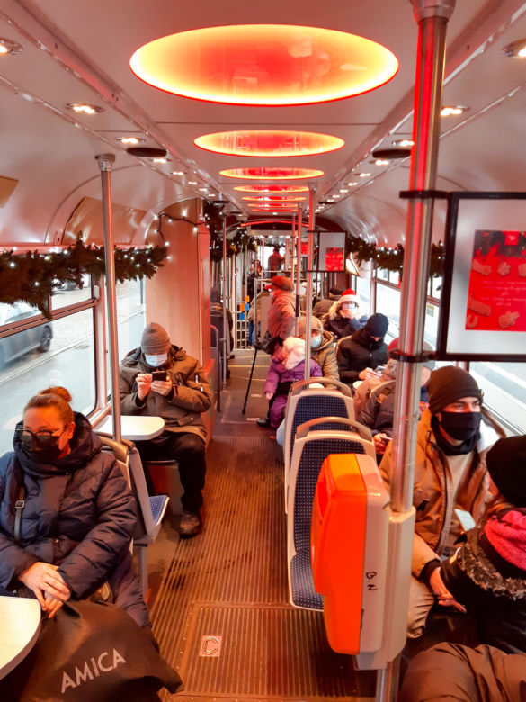Mikołajkowy tramwaj na ulicach Łodzi