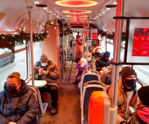 Mikołajkowy tramwaj na ulicach Łodzi