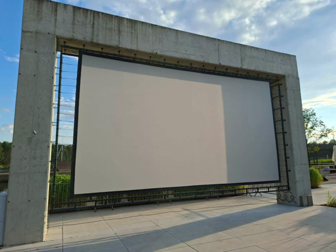 To jedyne takie kino plenerowe w Świętokrzyskiem. W Porcie Lubianka na leżakach i na kajakach