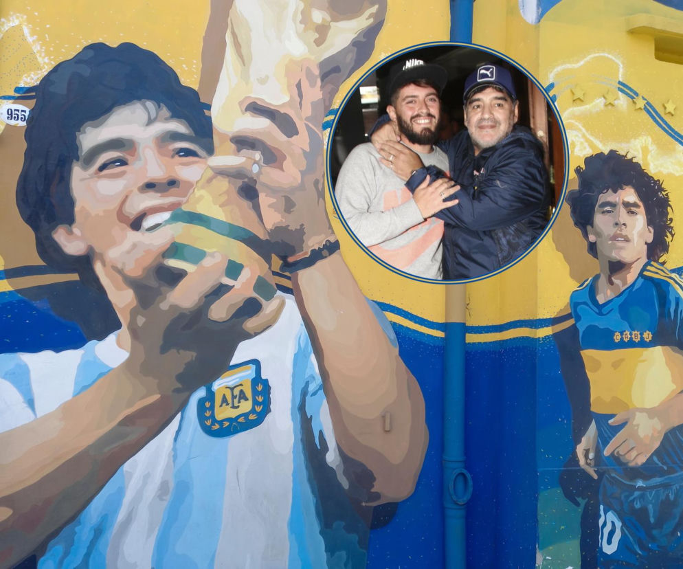 Mural przedstawiający uśmiechniętego Diego Maradonę z pucharem Mistrzostw Świata i Maradonę w stroju Boca Juniors. W prawym górnym rogu wkomponowane okrągłe zdjęcie Diego Maradony juniora z ojcem. O relacji syna z legendą przeczytasz na naszym portalu.