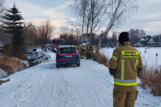 Lód na jeziorze załamał się pod ciężarem auta. Szokujący finał szalonej zabawy