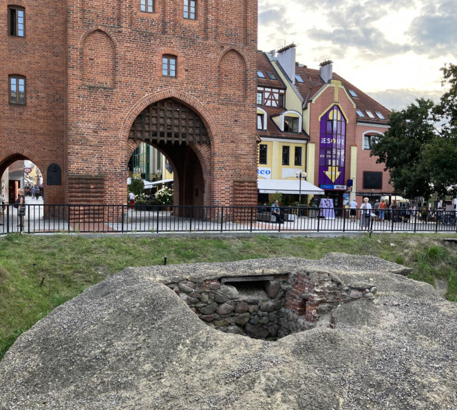 Dziura przed Wysoką Bramą w Olsztynie