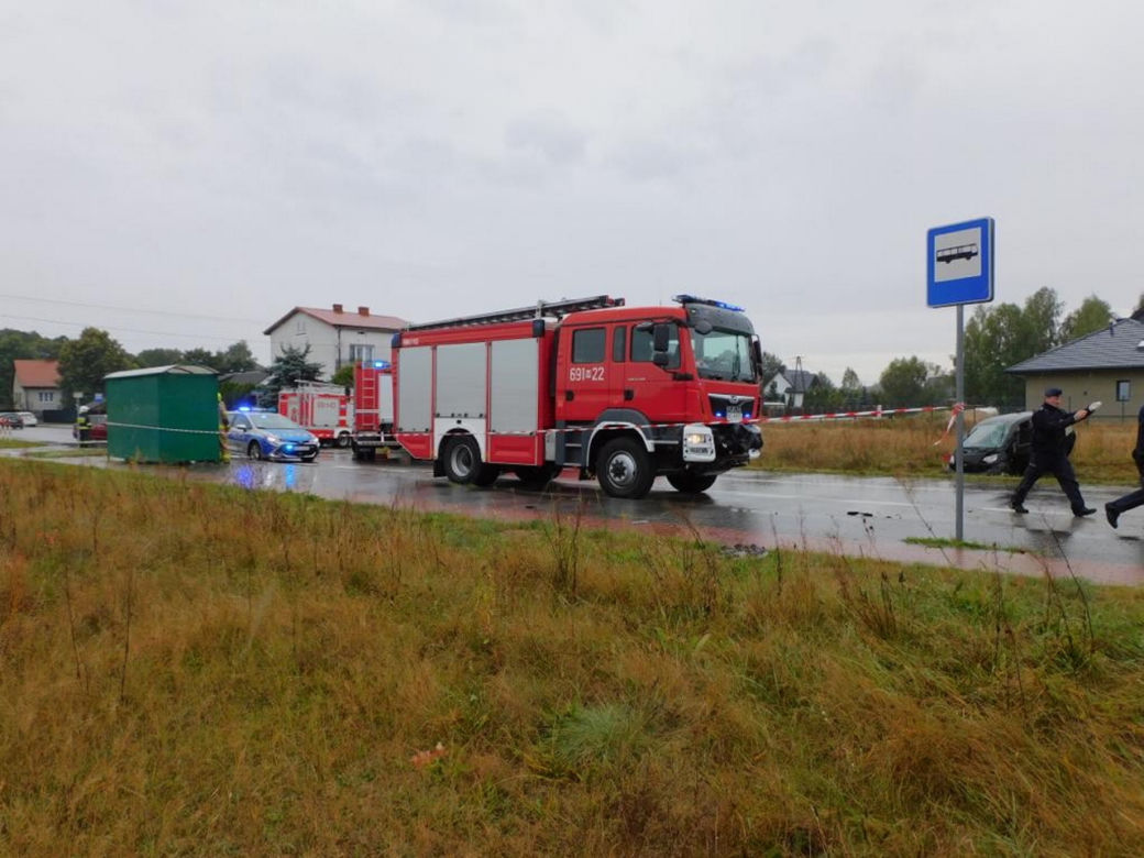Blochy: Dramat na drodze. Dachował Smartem, wypadł przez okno na asfalt. Nie żyje