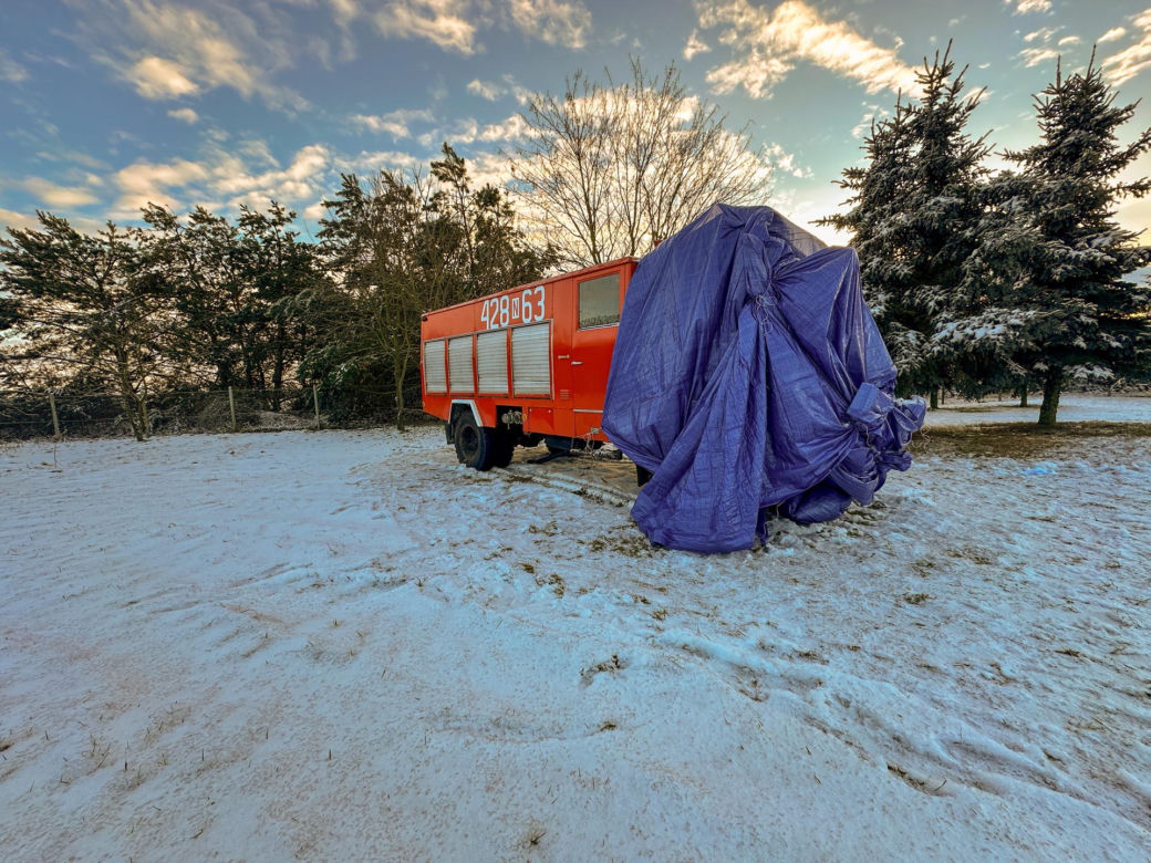 Strażak z promilami, wóz strażacki rozbił się na drzewie