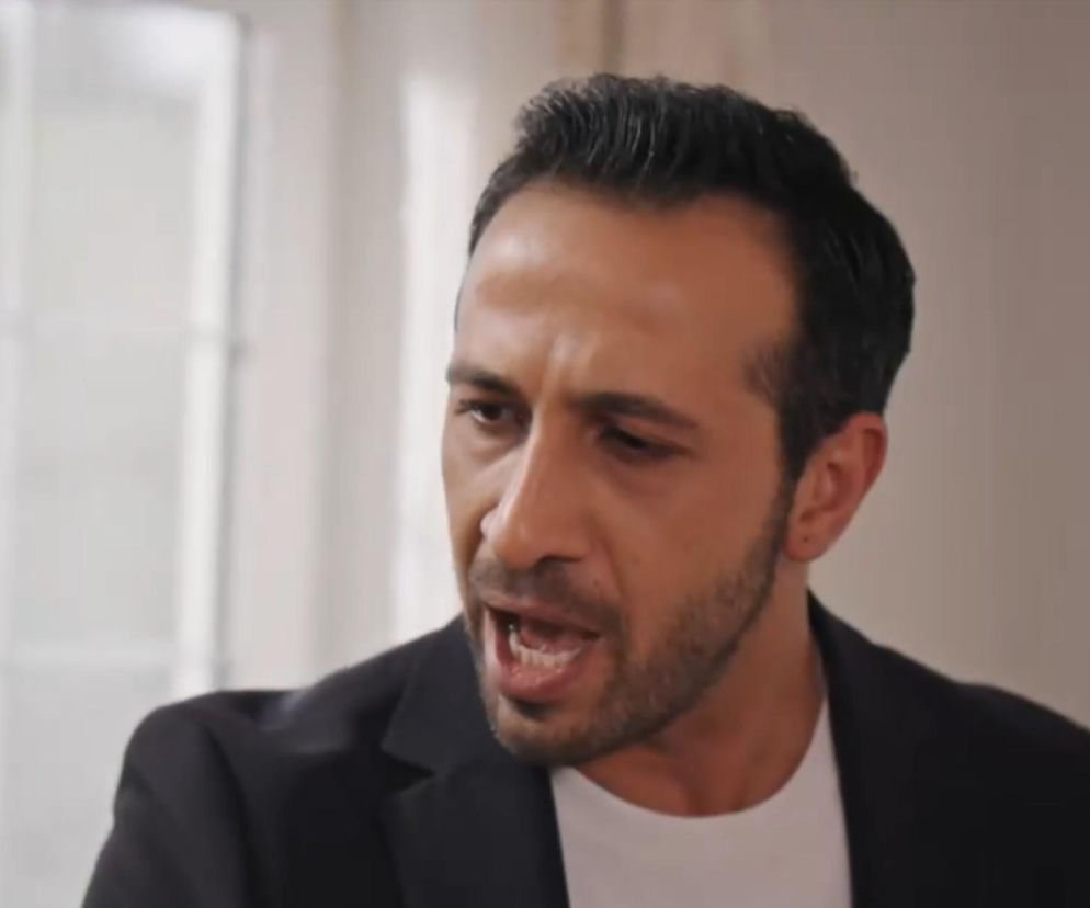 Mężczyzna, Abidin, z tureckiego serialu Złoty chłopak, z otwartymi ustami, wyraża silne emocje, prawdopodobnie złość lub zdenerwowanie, w trakcie konfliktu z rodziną Korhanów. Więcej o losach bohatera znajdziesz na Super Seriale.