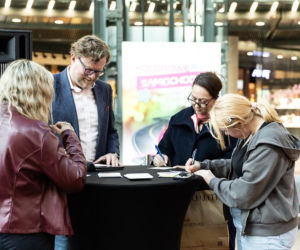 Zgarnęła nowiutkie auto na weekend! Tak Lubin świętował Dzień Kobiet. A wystawa Kolorowe Samochody trwa dalej!