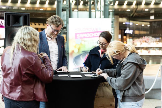 Zgarnęła nowiutkie auto na weekend! Tak Lubin świętował Dzień Kobiet. A wystawa "Kolorowe Samochody" trwa dalej!