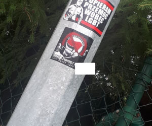 Homofobiczne naklejki i plakaty oraz nazistowskie znaki w Dąbczu