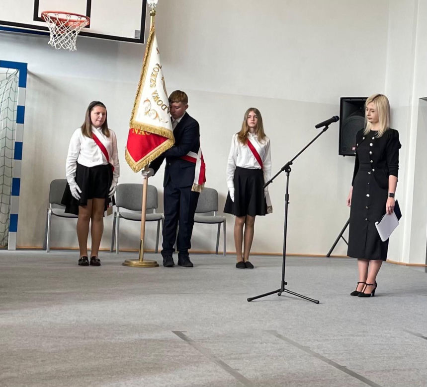Pierwsza Dama uczciła z uczniami 100 lat od nadania imienia Stefana Batorego Szkole Podstawowej w Liwie