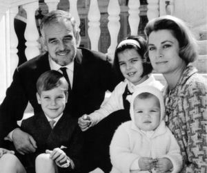 Książę Rainier, Grace Kelly, książę Albert, księżniczka Caroline i kiężniczka Stephanie