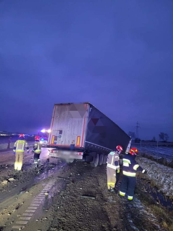 Tragiczny wypadek na DK 8. Osobówka zderzyła się z ciężarówką. Nie żyje jedna osoba [FOTO]