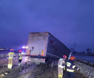 Tragiczny wypadek na DK 8. Osobówka zderzyła się z ciężarówką. Nie żyje jedna osoba [FOTO]