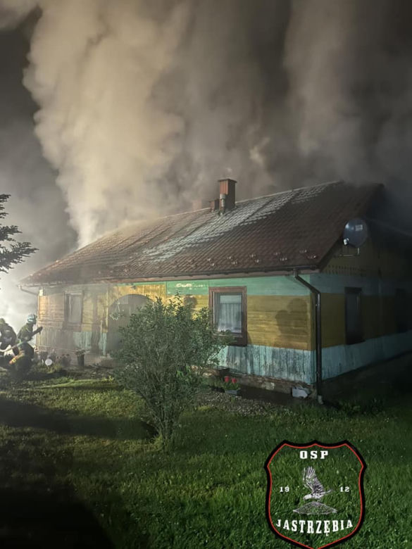 Potężny pożar w Kąśnej Dolnej. Ponad 50 strażaków gasiło płonący drewniany dom