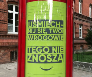 W Ełku stanął słup na DOBRE wiadomości. Nietypowa akcja zaskoczyła mieszkańców [FOTO]