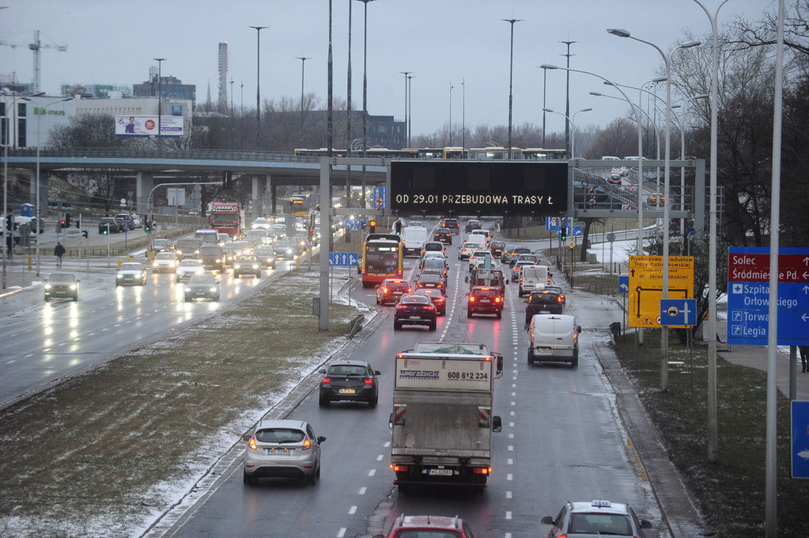 Slalom na Trasie Łazienkowskiej. Trwa remont wiaduktów