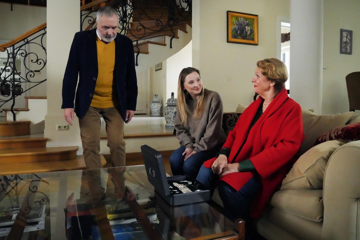 Barwy szczęścia, odcinek 3173. Andrzej (Leon Charewicz), Sofia (Valeri Gouliaeva), Józefina (Elżbieta Jarosik)