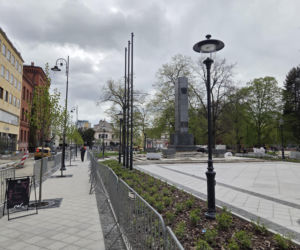 Nowe oblicze placu Wolności. Kwiaciarnie już zamontowane, koniec prac coraz bliżej