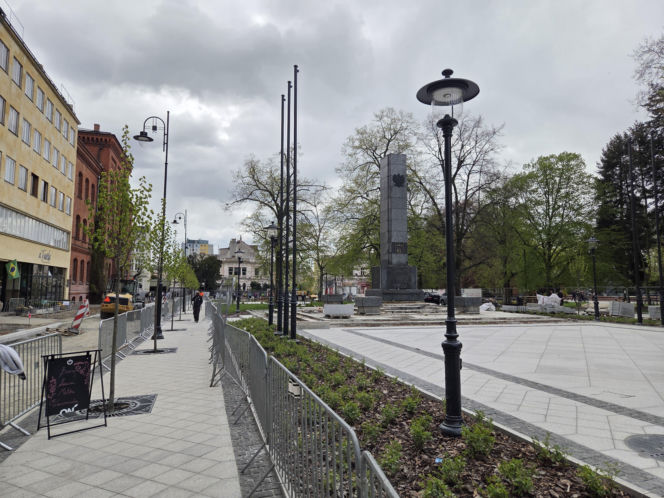 Nowe oblicze placu Wolności. Kwiaciarnie już zamontowane, koniec prac coraz bliżej