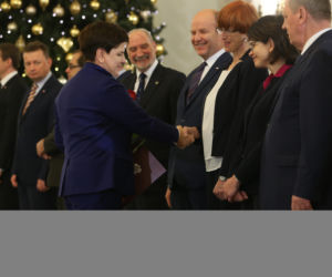 SZYDŁO DAŁA SWOIM MINISTROM  PO 38 TYS. 